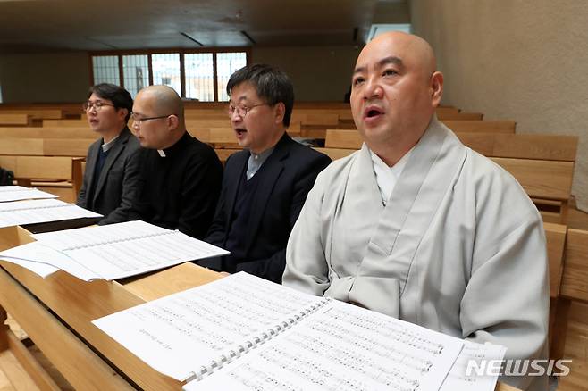 [서울=뉴시스] 박진희 기자 = '만남중창단' 단원인 성진(오른쪽부터) 스님, 김진 목사, 하성용 신부, 박세웅 교무가 지난 15일 서울 종로구 원불교 원남교당에서 공연 연습을 하고 있다. '만남중창단'은 종교의 벽을 뛰어넘고 평화의 메시지를 전하고 싶은 마음에서 불교의 성진 스님, 개신교의 김진 목사, 천주교의 하성용 신부(유스티노·서울대교구 정의평화위원회 위원장), 원불교의 박세웅 교무가 뜻을 모아 탄생했다. 2023.03.18. pak7130@newsis.com