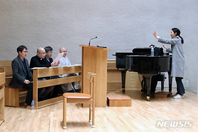 [서울=뉴시스] 박진희 기자 = '만남중창단' 단원인 성진 스님, 김진 목사, 하성용 신부, 박세웅 교무가 지난 15일 서울 종로구 원불교 원남교당에서 공연 연습을 하고 있다. '만남중창단'은 종교의 벽을 뛰어넘고 평화의 메시지를 전하고 싶은 마음에서 불교의 성진 스님, 개신교의 김진 목사, 천주교의 하성용 신부(유스티노·서울대교구 정의평화위원회 위원장), 원불교의 박세웅 교무가 뜻을 모아 탄생했다. 2023.03.18. pak7130@newsis.com