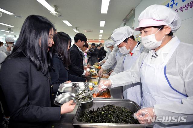 【대구=뉴시스】대구 서구 비산동 서대구중학교 식생활관에서 학생들에게 점심을 배식하고 있다. 뉴시스DB. 2023.03.17. photo@newsis.com