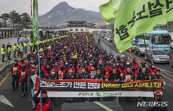 [서울=뉴시스] 정병혁 기자 = 전국민주노동조합총연맹 전국건설노동조합 조합원들이 28일 오후 서울 종로구 광화문광장 인근에서 열린 사전 결의대회를 마친 뒤 숭례문 방향으로 행진하고 있다. 2023.02.28. jhope@newsis.com