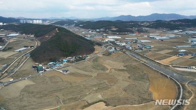 [용인=뉴시스] 김종택 기자 = 정부가 경기 용인시에 여의도 면적의 2.4배에 달하는 반도체 메가 클러스터를 조성한다. 이를 포함해 반도체·미래차·우주·원전 등 첨단산업 육성을 위한 총 4076만㎡(1200만평) 규모의 국가첨단산업벨트 후보지 15곳을 발표했다. 사진은 15일 세계 최대의 '반도체 메가 클러스터' 조성 예정지인 경기도 용인시 남사읍 모습. 2023.03.15. jtk@newsis.com