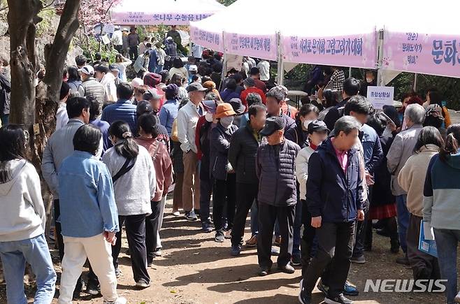 [제주=뉴시스] 오영재 기자 = 18일 오전 서귀포시 서귀동 이중섭공원 일대에서 개최된 제12회 서귀포 봄맞이 축제에 방문객들의 발길이 이어지고 있다. 2023.03.18. oyj4343@newsis.com