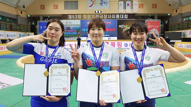제53회 회장기전국장사씨름대회 여자부 개인전 체급별 우승자. 왼쪽부터 무궁화급 우승 이다현(거제시청), 국화급 우승 임수정(영동군청), 매화급 우승 양윤서(영동군청) (사진=대한씨름협회 제공, 연합뉴스)
