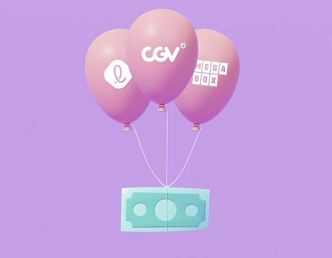 영화관이 관객으로 다시 붐비고 있지만 영화관 3사는 올렸던 티켓값을 내리지 않고 있다.[일러스트=더스쿠프 포토, 게티이미지뱅크]