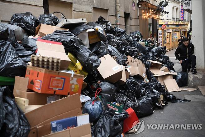 연금 개혁 반대 파업으로…파리 길거리에 쌓인 쓰레기 더미 [AFP=연합뉴스. 재판매 및 DB 금지]