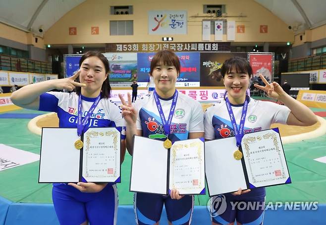 전국장사씨름대회 여자부 개인전 체급별 우승자 (서울=연합뉴스) 18일 문경실내체육관에서 열린 제53회 회장기전국장사씨름대회 여자부 개인전에서 체급별 우승자들이 기념 촬영을 하고 있다. 왼쪽부터 무궁화급(80㎏ 이하) 우승 이다현(거제시청), 국화급(70㎏ 이하) 우승 임수정(영동군청), 매화급(60㎏ 이하) 우승 양윤서(영동군청). 2023.3.18 [대한씨름협회 제공. 재판매 및 DB금지] photo@yna.co.kr