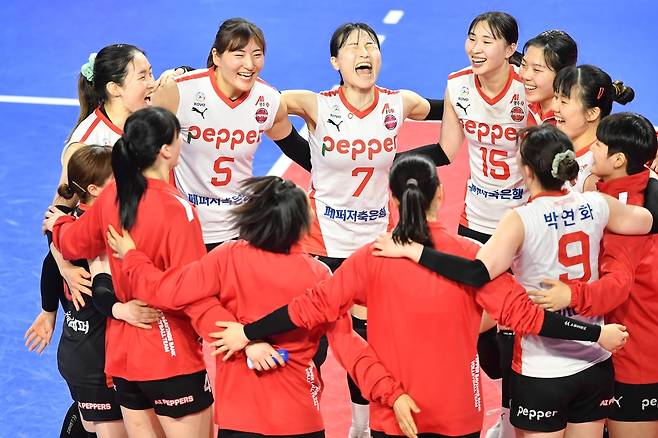 기뻐하는 페퍼저축은행 선수들 [KOVO 제공. 재판매 및 DB 금지]
