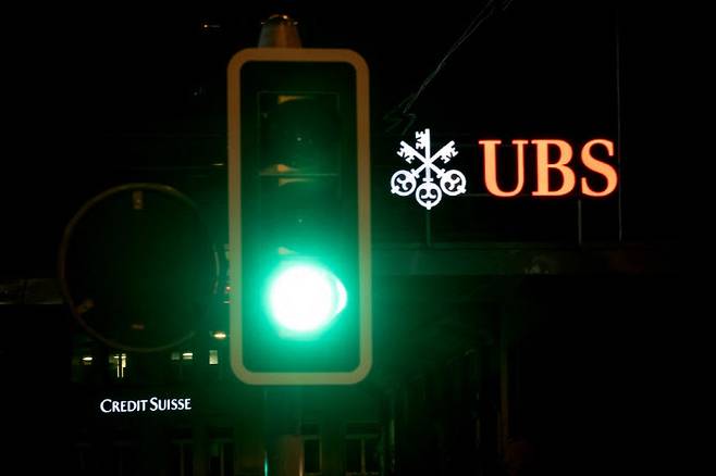 18일(현지시간) 취리히에서 UBS 간판과 크레디트스위스(CS) 간판 사이에 신호등 초록불이 켜졌다. (사진=AFP)