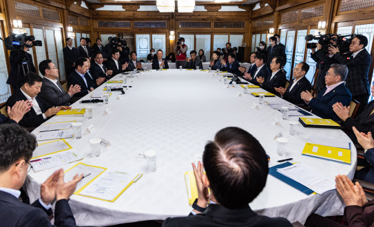 19일 오후 서울 종로구 총리공관에서 김기현 국민의힘 대표와 한덕수 국무총리와 김대기 대통령 비서실장 등 당과 정부, 대통령실 핵심관계자들이 참석한 가운데 열린 당정 협의에서 참석자들이 박수를 치고 있다.(사진=연합뉴스)