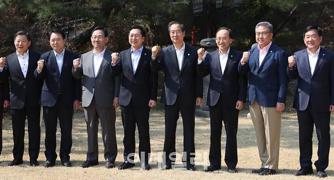 한덕수(오른쪽 네번째) 국무총리와 김기현(왼쪽 네번째) 국민의힘 대표를 비롯한 참석자들이 19일 오후 서울 종로구 삼청동 총리공관에서 열린 고위당정협의회에서 기념 촬영을 하고 있다. (사진=이데일리 노진환 기자)