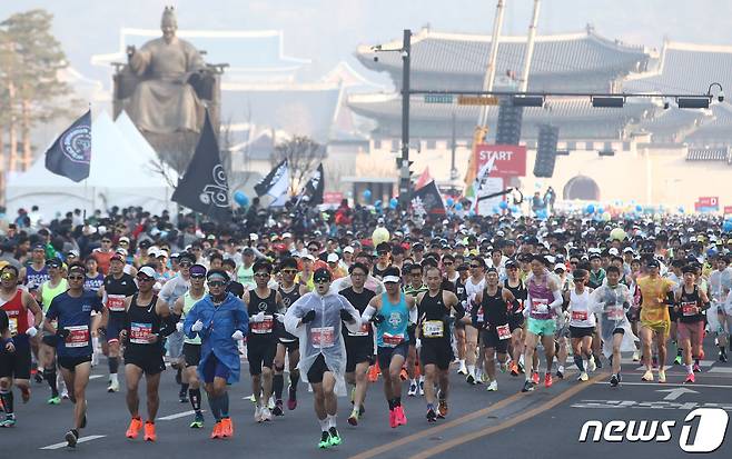 19일 오전 서울 종로구 광화문광장에서 열린 2023 서울마라톤에서 참가자들이 힘차게 출발하고 있다. 이번 대회는 4년 만에 엘리트와 마스터스가 모두 참가하는 오프라인 대회로 열렸다. 2023.3.19/뉴스1 ⓒ News1 김민지 기자