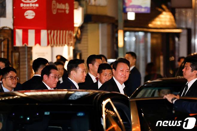 16일 오후 일본 도쿄 경양식집 '렌가테이'를 나서는 윤석열 대통령과 기시다 후미오 일본 총리 2023.3.16 ⓒ 로이터=뉴스1 ⓒ News1 정윤미 기자