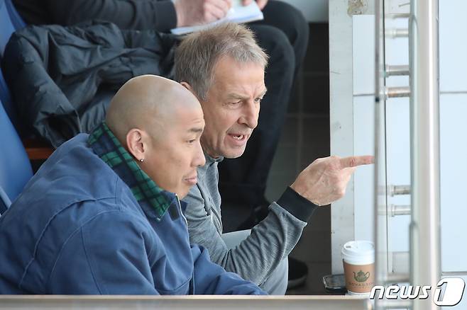 위르겐 클린스만 대한민국 축구 국가대표 감독이 19일 오후 차두리 어드바이저 등 코칭스태프와 함께 '2023 하나원큐 K리그1' 4라운드 대구FC와 전북현대의 경기가 열린 대구 북구 DGB대구은행파크를 찾아 선수들의 경기 모습을 지켜보고 있다. 2023.3.19/뉴스1 ⓒ News1 공정식 기자