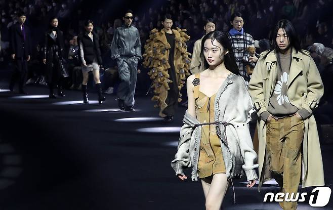 19일 오후 서울 동대문구 동대문DDP에서 열린 서울패션위크 피날레 패션쇼에서 모델들이 멋진 위킹을 하고 있다. 2023.3.19/뉴스1 ⓒ News1 박세연 기자