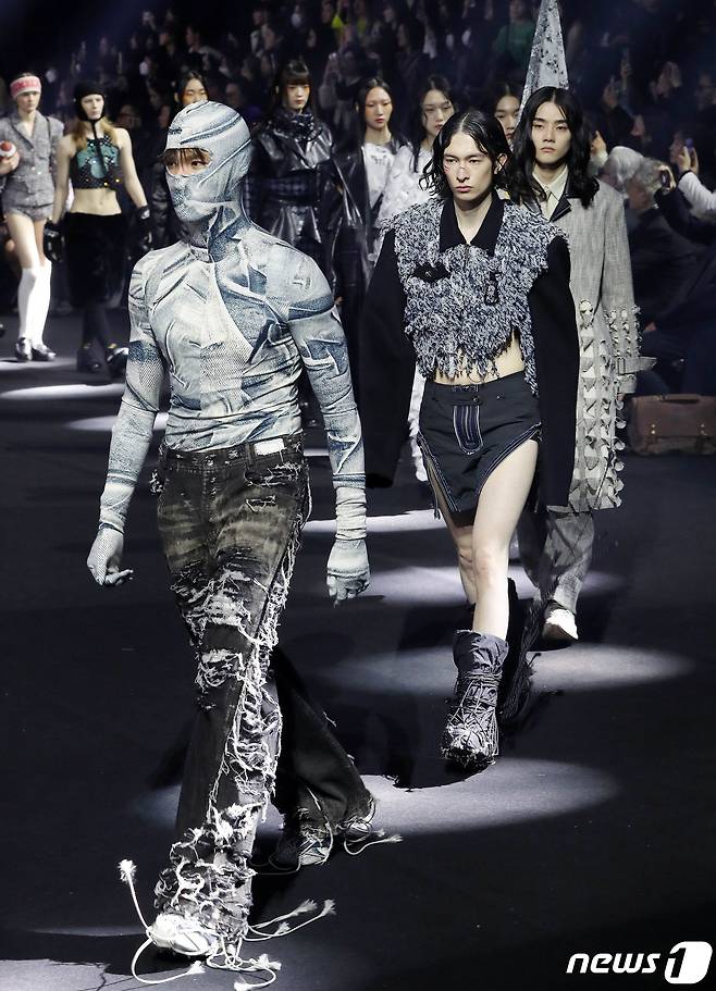 19일 오후 서울 동대문구 동대문DDP에서 열린 서울패션위크 피날레 패션쇼에서 모델들이 멋진 위킹을 하고 있다. 2023.3.19/뉴스1 ⓒ News1 박세연 기자