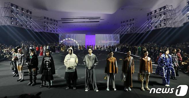 19일 오후 서울 동대문구 동대문DDP에서 열린 서울패션위크 피날레 패션쇼에서 모델들이 멋진 포즈를 취하고 있다. 2023.3.19/뉴스1 ⓒ News1 박세연 기자