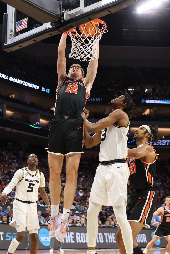 프린스턴 포워드 카덴 피어스가 19일 새크라멘토에서 벌어진 NCAA 토너먼트 32강 미주리전에서 덩크슛을 꽂고 있다. 새크라멘토(캘리포니아주)|AFP연합뉴스