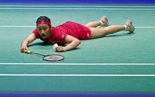 안세영이 수비를 하다가 코트에 넘어져 있다. 버밍엄|로이터 연합뉴스