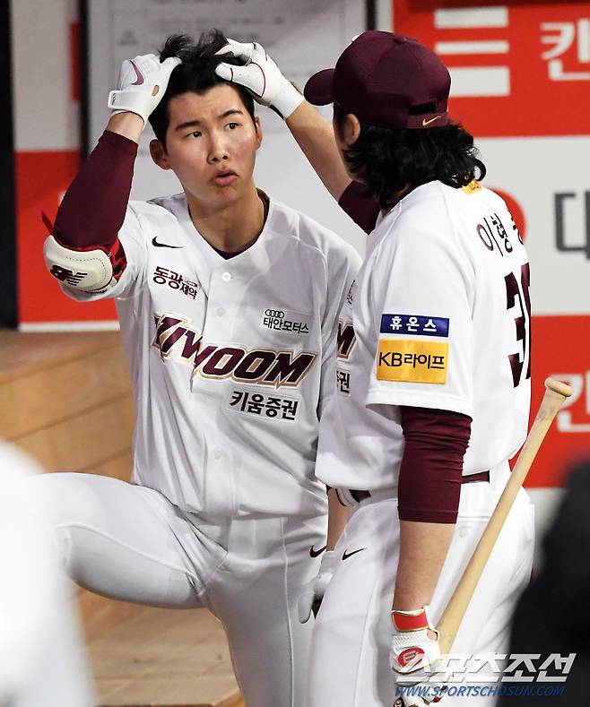 후배 머리를 검사(?)하는 이형종 '풍성한 김혜성 머리숱'/