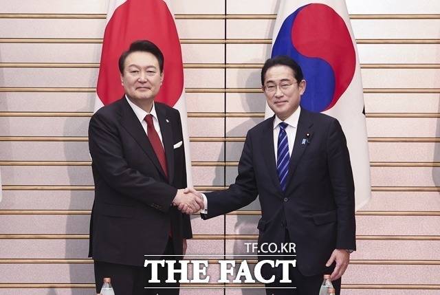 윤석열 대통령과 기시다 후미오 일본 총리가 16일 오후 도쿄 총리 관저에서 열린 한일 확대 정상회담에서 악수하는 모습. 시민단체 환경운동연합은 이날 논평에서 "'장기 보관' 대안을 두고도 후쿠시마 오염수 방류에 침묵한 윤 대통령도 공범"이라고 비판했다. /뉴시스