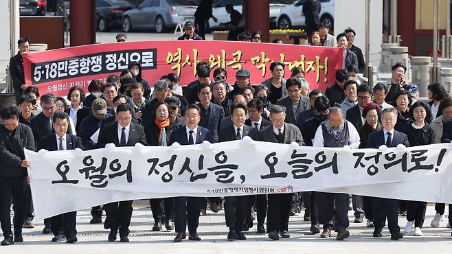 16일 오후 광주 북구 국립 5·18 민주묘지에서 제43주년 5·18 민중항쟁기념행사위원회가 출범식을 마친 뒤 참배단으로 향하고 있다. 2023.3.16/연합뉴스
