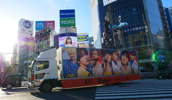2020도쿄올림픽을 사흘 앞 둔 2021년 7월 20일 도쿄 시부야 스크램블 교차로를 BTS  앨범 홍보차량이 지나가고 있다. /조선DB
