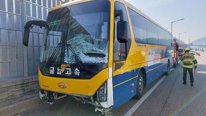 충북 청주시 서원구 경부고속도로 상행선 서울방향 남청주IC에서 멈춰서 있던 승용차와 충돌한 버스. ⓒ연합뉴스