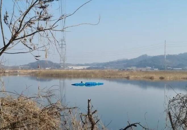 충남 아산 곡교천에 추락한 패러글라이더. ⓒ연합뉴스