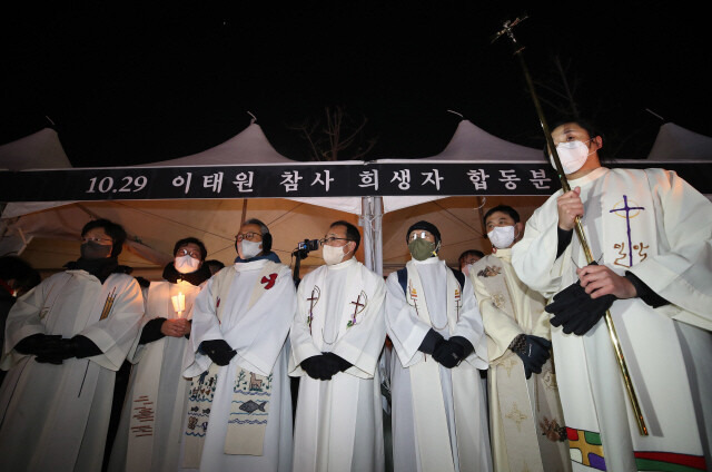 지난해 12월25일 천주교정의구현전국사제단이 서울 용산구 지하철 녹사평역 앞 시민분향소에서 이태원 참사 희생자를 기억하고 유가족을 위로하는 미사를 봉헌하고 있다. 사진 신소영 기자