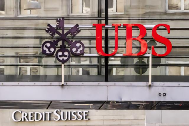 18일 스위스 취리히의 에서스위스 투자은행 크레디트스위스와 UBS의 로고가 보이고 있다. 취리히=EPA 연합뉴스