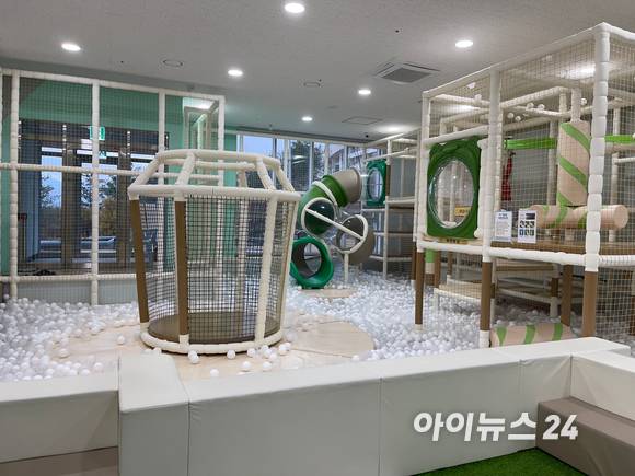 12일 주말을 맞은 어린이들이 경기 양평군 양평읍 '양평어린이놀이터'에서 놀고 있다. 9시30분, 1시, 3시30분 3회에 걸쳐 선착순 50명만 받는다(현장 10명, 네이버 예약 40명, 매주 화요일 인터넷 예약 오픈). [사진=원성윤 기자]