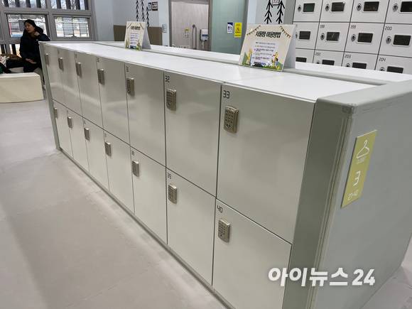 '양평어린이건강놀이터'에는 사물함도 구비가 잘 돼 있다. 사진은 옷 사물함.  [사진=원성윤 기자]