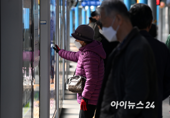 15일 서울 구로구 신도림역에서 마스크를 쓴 시민들이 전철을 기다리고 있다. [사진=김성진 기자]