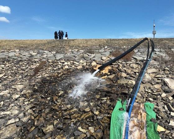 보길도 지하수 저류댐에서 모은 물을 저수지로 보내는 모습. 공동취재단