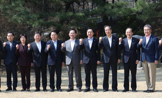 19일 서울 삼청동 총리공관에서 열린 8차 고위당정협의회에서 김기현 국민의힘 대표(오른쪽 넷째)와 한덕수 국무총리(오른쪽 셋째) 등 참석자들이 기념촬영하고 있다. 장진영 기자