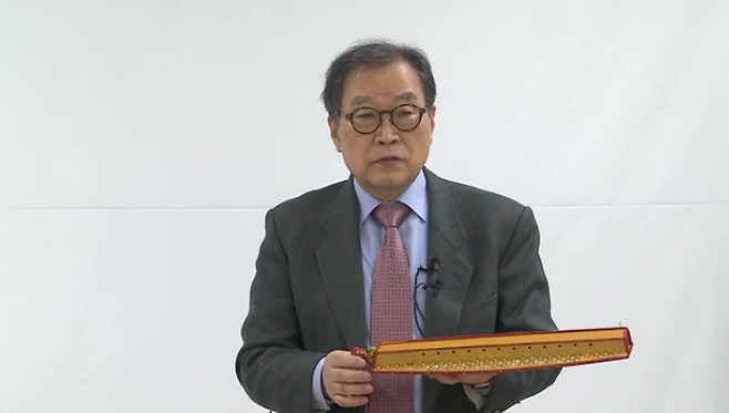 채연석 항공철도사고조사위원장이 거북선 지붕의 차이에 관해 설명하고 있다 (촬영기자 문아미)