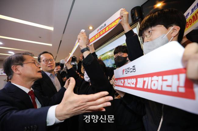 민주노총 청년 조합원들이 지난 15일 서울지방고용노동청에서 정부의 근로시간 제도 개편방안에 대해 이정식 고용노동부 장관에게 항의하고 있다. 성동훈 기자