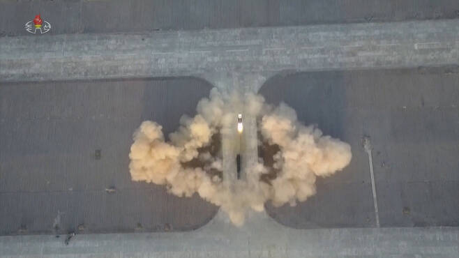북한 조선중앙TV는 지난 16일 평양 국제공항에서 노동당 중앙군사위원회가 실시한 대륙간탄도미사일(ICBM) 화성포-17형 발사 영상을 17일 공개했다.  연합뉴스