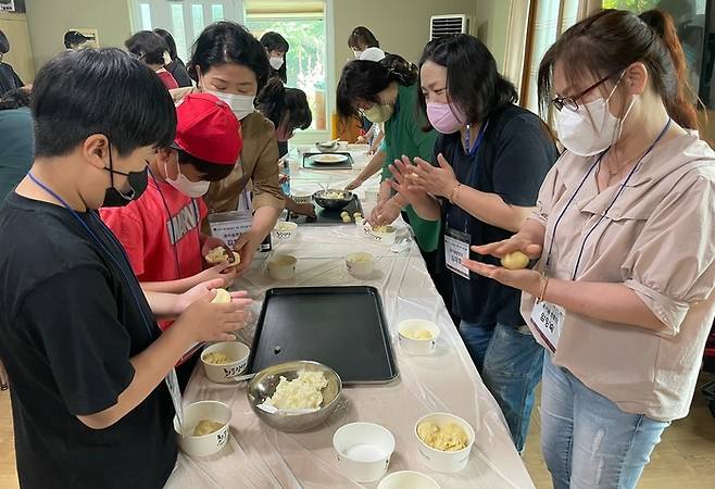 꿈키움멘토단이 지난 6월 울주 대운산농원에서 위기학생들과 함께 감자빵 만들기 체험을 하고 있다./울산시교육청 제공