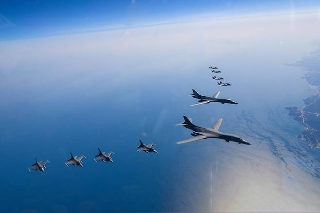 한·미 공군이 19일 한반도 상공에서 한국 F-35A 스텔스전투기와 미국 B-1B 전략폭격기 및 F-16 전투기가 참여한 가운데 연합공중훈련을 실시하고 있다. 국방부 제공