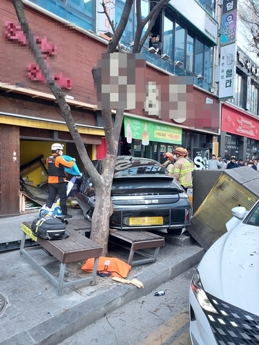 19일 오후 전북 전주에서 택시가 도로변 상점을 들이받아 일부 시설물이 파손됐다./전북소방본부 제공