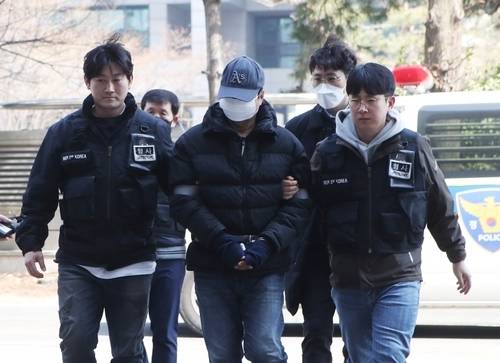 19일 인천 송도에서 새총으로 쇠구슬을 쏴 이웃집 아파트 유리창을 깨트린 60대가 영장실질심사를 받기 위해 인천지방법원으로 들어서고 있다.|연합뉴스 제공