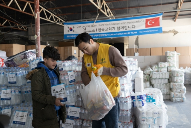 한국기독교연합봉사단이 지난달 튀르키예 안타키아에서 이재민에게 구호물품을 전달하고 있다. 한국기독교연합봉사단 제공