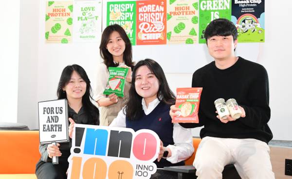 CJ제일제당 푸드업사이클링 CIC 팀원들이 지난 13일 서울 강남구 이노플레이에서 ‘익사이클 바삭칩’을 들고 포즈를 취하고 있다. 왼쪽부터 이의정 정주희 이지선 최승봉씨.  권현구 기자