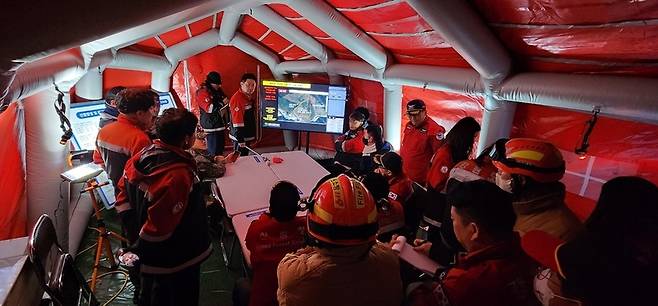 산불현장 통합지휘부 진화 전략회의 / 출처=연합뉴스