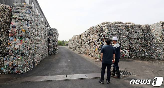 (제주=뉴스1) 오현지 기자 = 제주시 봉개동 환경시설관리소 매립장에 재활용 플라스틱이 산처럼 쌓여 있다. 2020.6.7/뉴스1
