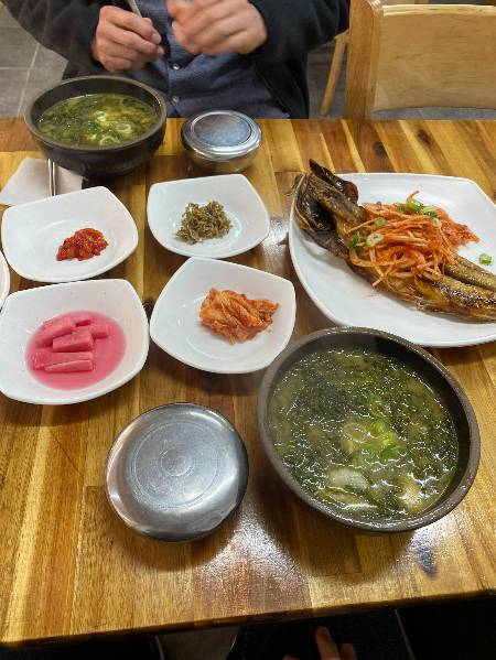 남기상 경감과 함께한 점심식사. 몸국과 고등어구이, 맛있었다./사진=남형도 기자