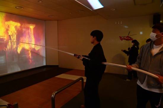 대구보건대 소방안전관리학과 재학생들이 16일 대구 시민안전테마파크에서 '119소방 현장체험학습'에 참여하고 있다.[대구보건대 제공]