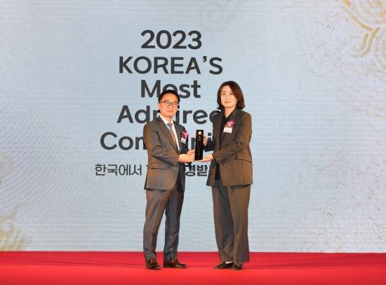 영진전문대는 지난 17일 서울에서 열린 ‘한국에서 가장 존경받는 기업’시상식에서 전문대학부문 1위를 수상했다. 장현주 영진전문대 부총장(오른쪽)이 한수희 KMAC 대표이사 사장과 기념촬영을 하고 있다.[영진전문대 제공]