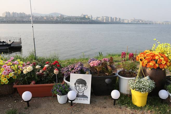 서울 반포 한강공원에 손정민 씨를 추모하는 꽃이 놓여 있다. [연합]